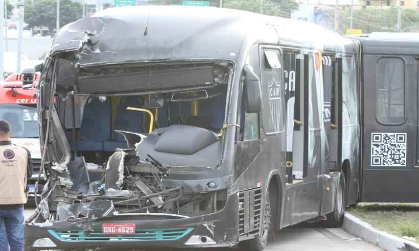 Batida entre carro, ônibus e caminhão deixa dois feridos e interdita  parcialmente BR-251 - Rádio Itatiaia