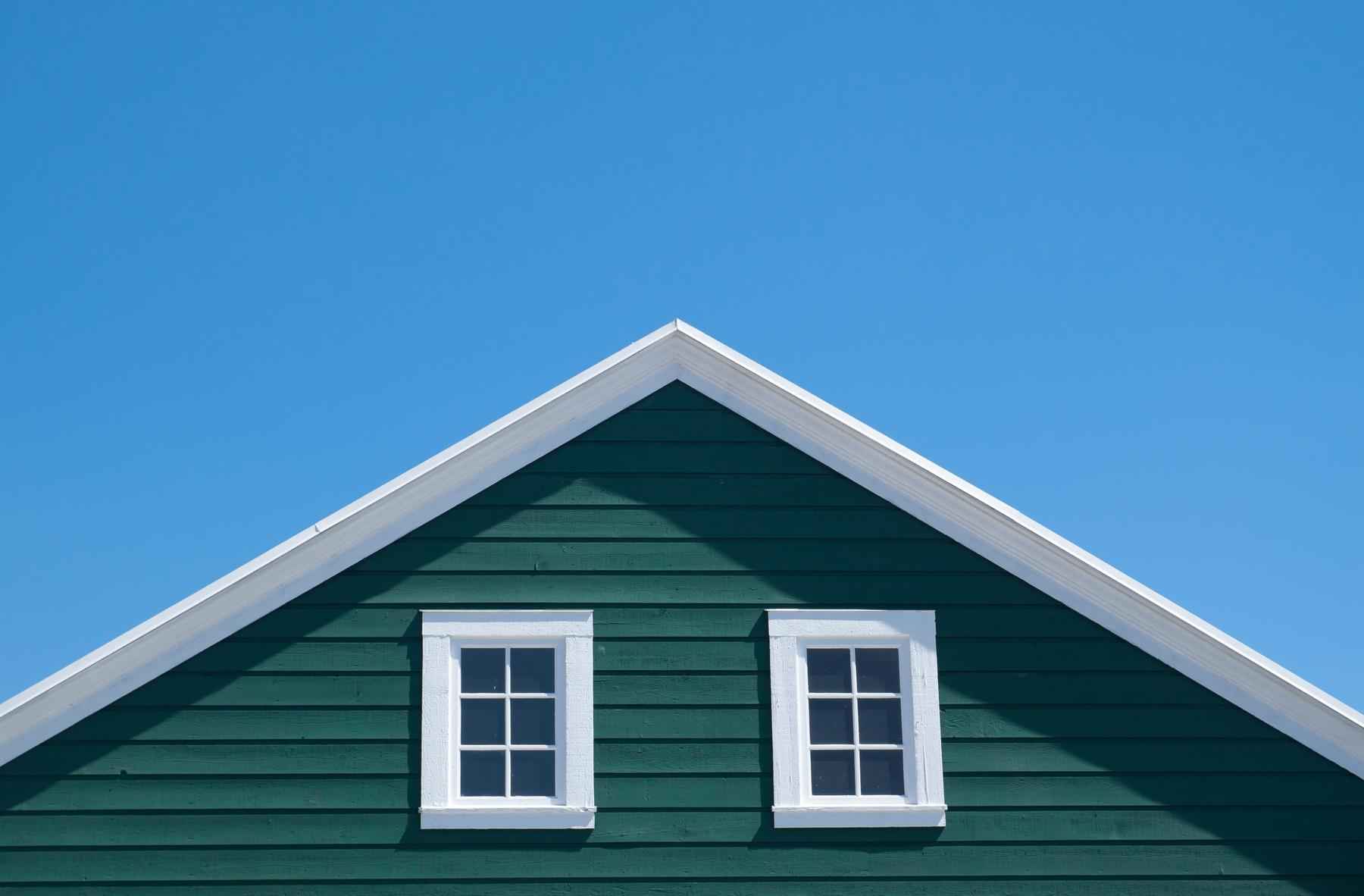 Você pintaria a fachada da casa de preto? Descubra por que essa cor pode  ser uma boa opção