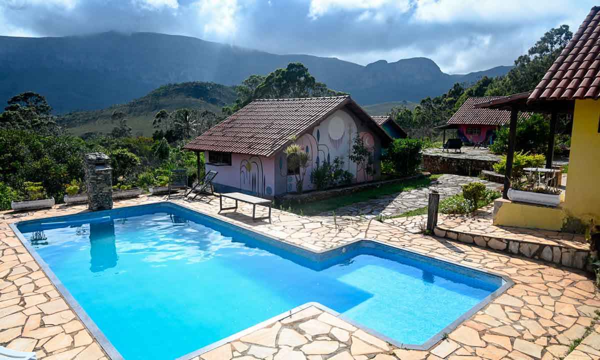 Nuvens Vermelhas Que Cercam Vila Escondidas Chuva São Emblema