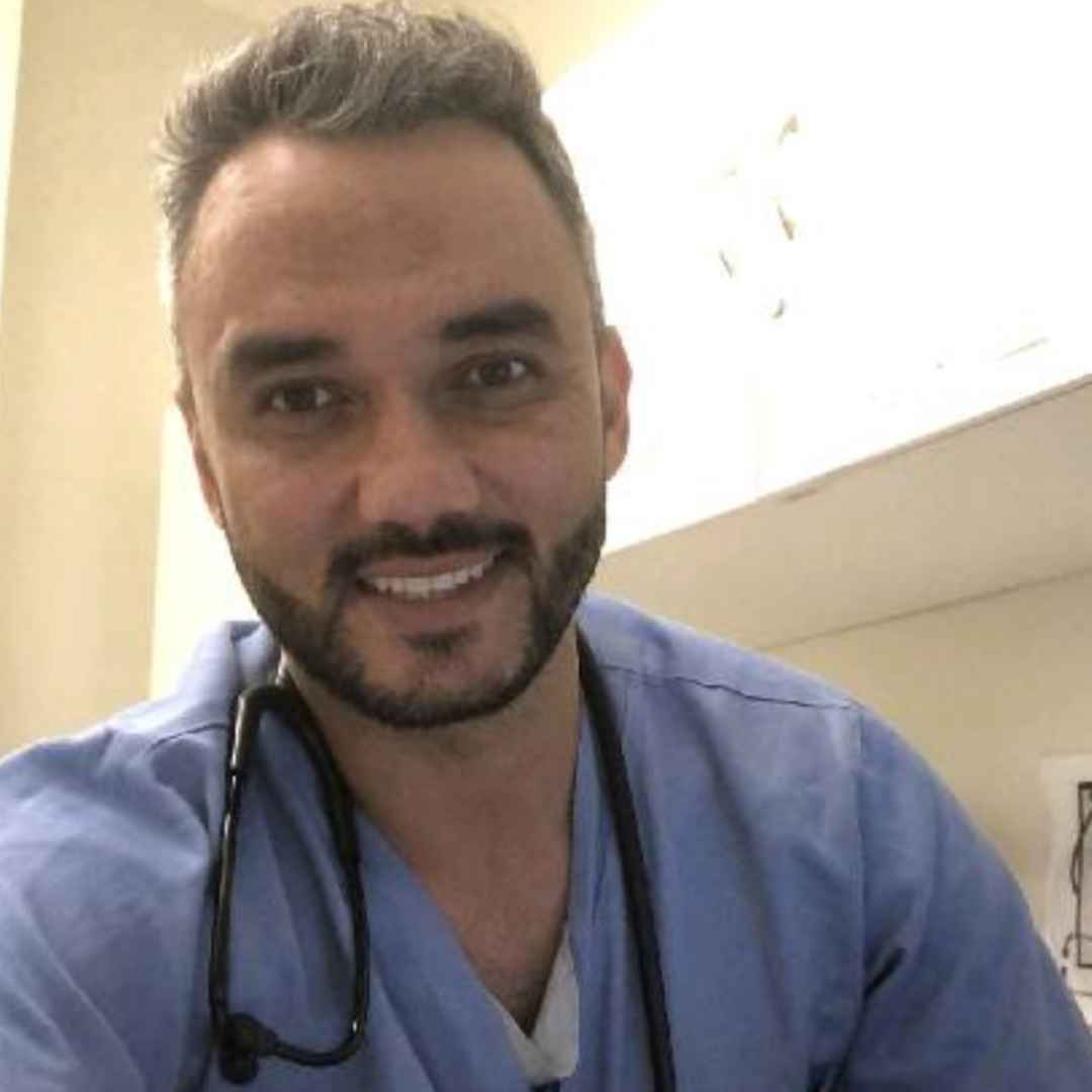 "Fiquei muito preocupado, tenso e com medo de precisar ser internado, ter que ir para a terapia intensiva e de ser intubado. Sei o quanto  agressivo". Davidson Coelho, enfermeiro em Betim e no Hospital So Lucas, em BH, que ainda se recupera da COVID-19, mas j voltou a trabalhar